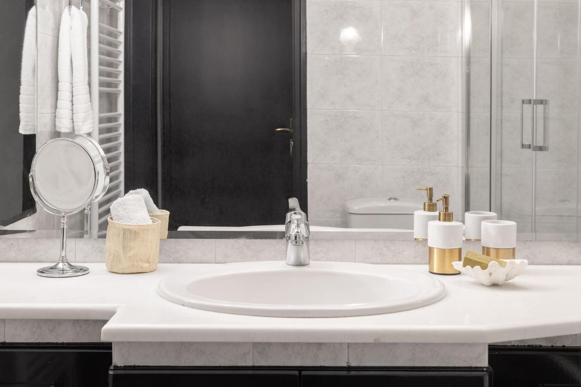 Fresh Detailed Stylish Apartment At Acropolis Athens Ngoại thất bức ảnh